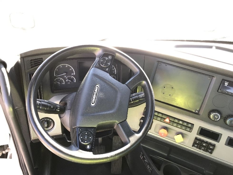 Day Cab Tractor-Heavy Duty Tractors-Freightliner-2019-T12664ST-Elkhart-IN-320,000\n\t\tmiles-$ 59,250 - Image 11
