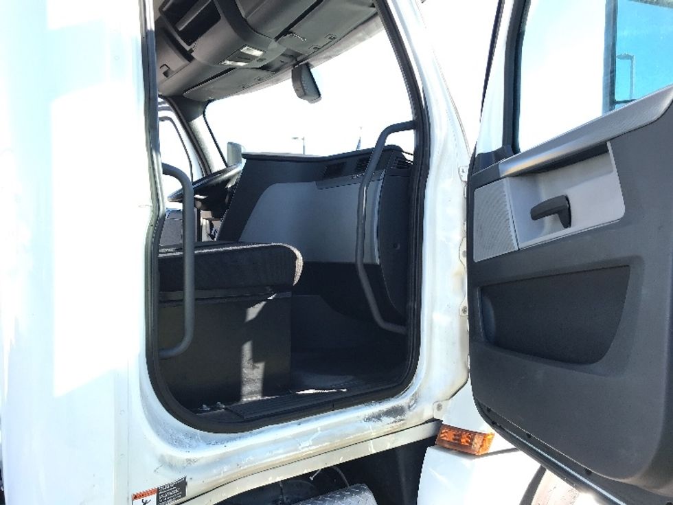 Day Cab Tractor-Heavy Duty Tractors-Freightliner-2019-T12664ST-Elkhart-IN-320,000\n\t\tmiles-$ 59,250 - Image 12