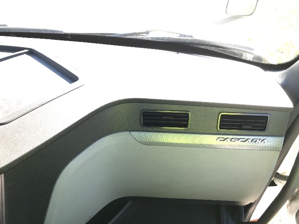 Day Cab Tractor-Heavy Duty Tractors-Freightliner-2019-T12664ST-Elkhart-IN-320,000\n\t\tmiles-$ 59,250 - Image 13