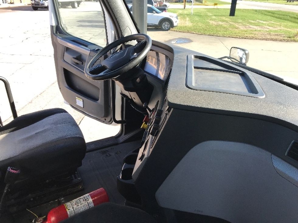 Day Cab Tractor-Heavy Duty Tractors-Freightliner-2019-T12664ST-Elkhart-IN-320,000\n\t\tmiles-$ 59,250 - Image 14