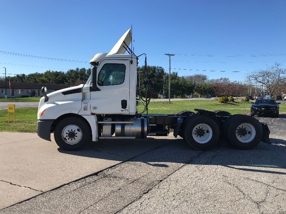 Day Cab Tractor-Heavy Duty Tractors-Freightliner-2019-T12664ST-Elkhart-IN-320,000\n\t\tmiles-$ 59,250 - Image 4