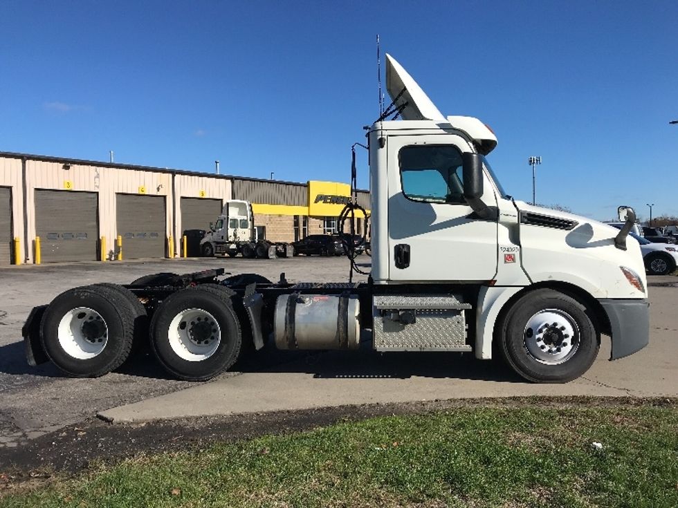 Day Cab Tractor-Heavy Duty Tractors-Freightliner-2019-T12664ST-Elkhart-IN-320,000\n\t\tmiles-$ 59,250 - Image 8