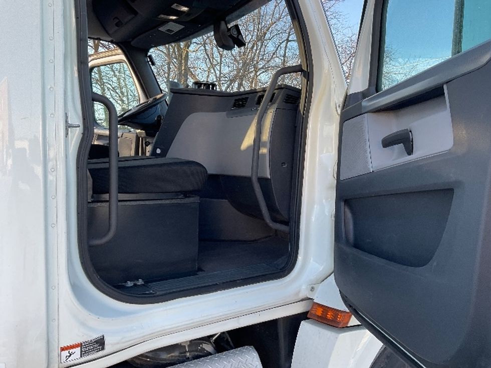 Day Cab Tractor-Heavy Duty Tractors-Freightliner-2019-T12664ST-Elkhart-IN-334,623\n\t\tmiles-$ 57,500 - Image 12