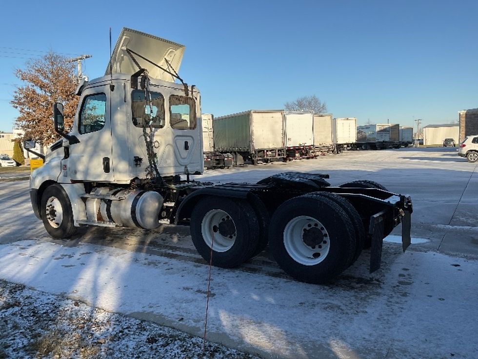Day Cab Tractor-Heavy Duty Tractors-Freightliner-2019-T12664ST-Elkhart-IN-334,623\n\t\tmiles-$ 57,500 - Image 5