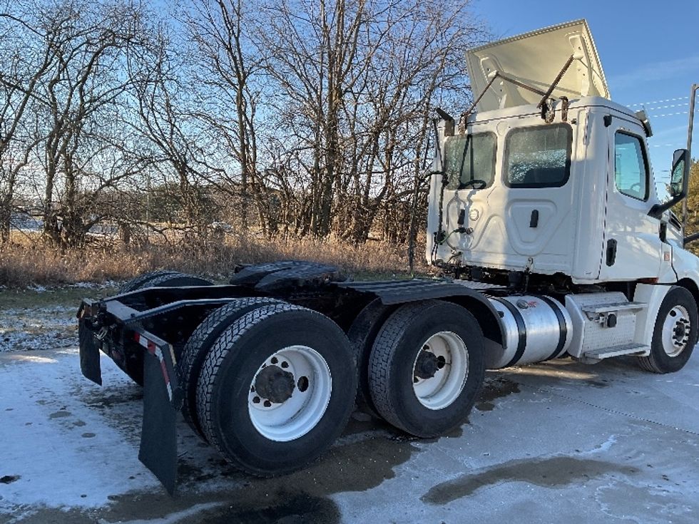 Day Cab Tractor-Heavy Duty Tractors-Freightliner-2019-T12664ST-Elkhart-IN-334,623\n\t\tmiles-$ 57,500 - Image 7
