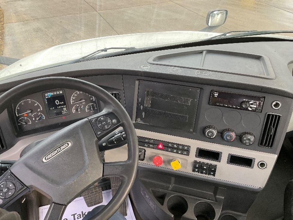 Day Cab Tractor-Heavy Duty Tractors-Freightliner-2019-T12664ST-Elkhart-IN-338,867\n\t\tmiles-$ 55,250 - Image 11