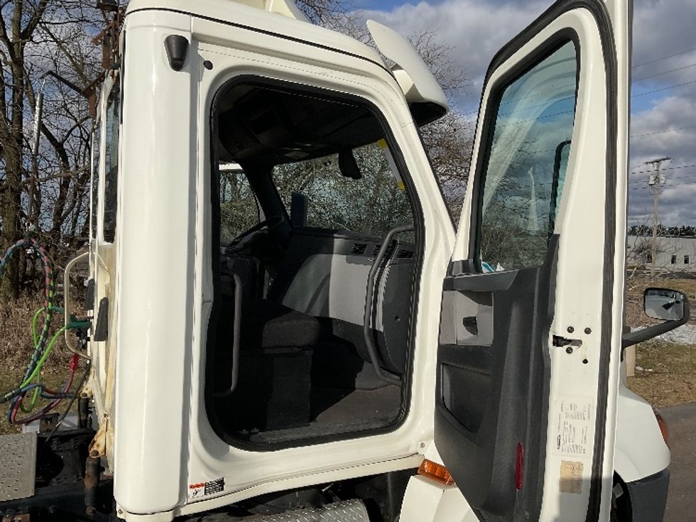Day Cab Tractor-Heavy Duty Tractors-Freightliner-2019-T12664ST-Elkhart-IN-338,867\n\t\tmiles-$ 55,250 - Image 12