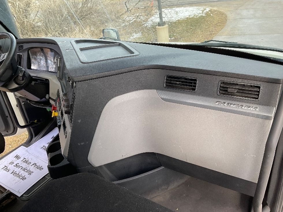 Day Cab Tractor-Heavy Duty Tractors-Freightliner-2019-T12664ST-Elkhart-IN-338,867\n\t\tmiles-$ 55,250 - Image 13