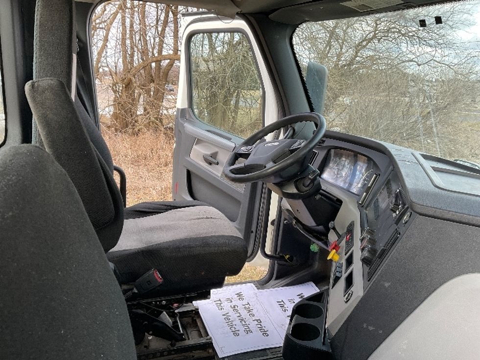 Day Cab Tractor-Heavy Duty Tractors-Freightliner-2019-T12664ST-Elkhart-IN-338,867\n\t\tmiles-$ 55,250 - Image 14