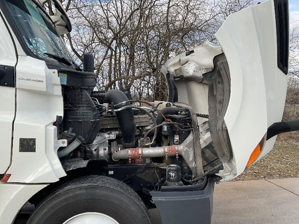 Day Cab Tractor-Heavy Duty Tractors-Freightliner-2019-T12664ST-Elkhart-IN-338,867\n\t\tmiles-$ 55,250 - Image 15