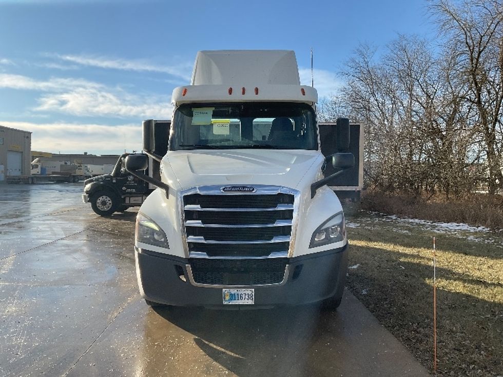 Day Cab Tractor-Heavy Duty Tractors-Freightliner-2019-T12664ST-Elkhart-IN-338,867\n\t\tmiles-$ 55,250 - Image 2
