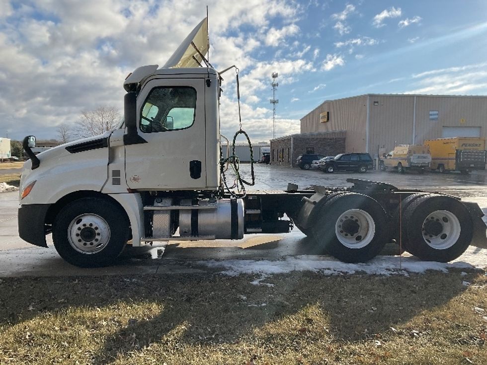 Day Cab Tractor-Heavy Duty Tractors-Freightliner-2019-T12664ST-Elkhart-IN-338,867\n\t\tmiles-$ 55,250 - Image 4