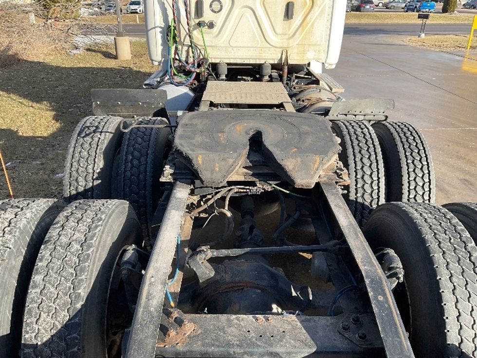 Day Cab Tractor-Heavy Duty Tractors-Freightliner-2019-T12664ST-Elkhart-IN-338,867\n\t\tmiles-$ 55,250 - Image 6