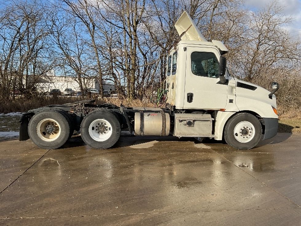 Day Cab Tractor-Heavy Duty Tractors-Freightliner-2019-T12664ST-Elkhart-IN-338,867\n\t\tmiles-$ 55,250 - Image 8