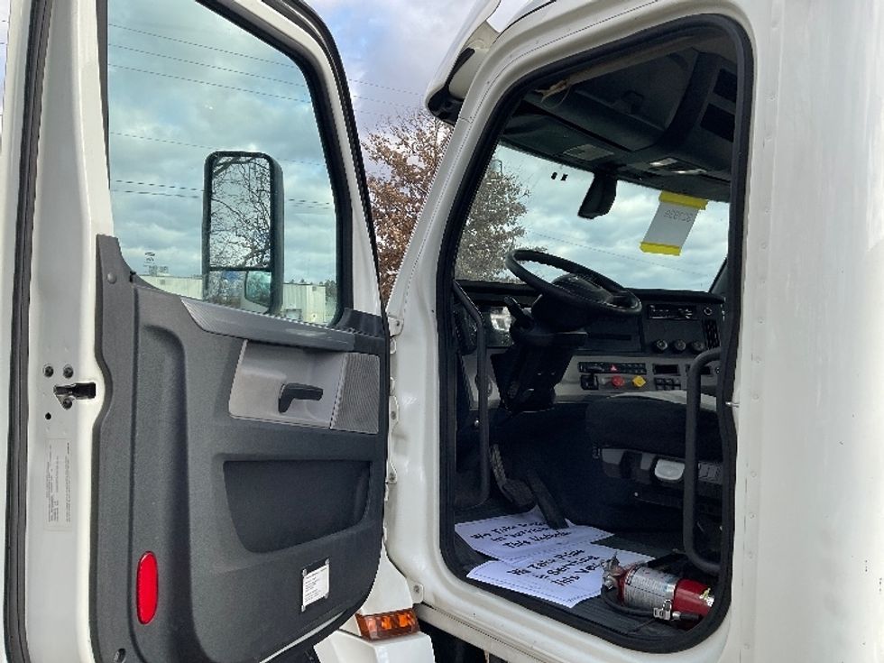 Day Cab Tractor-Heavy Duty Tractors-Freightliner-2019-T12664ST-Elkhart-IN-338,867\n\t\tmiles-$ 55,250 - Image 9