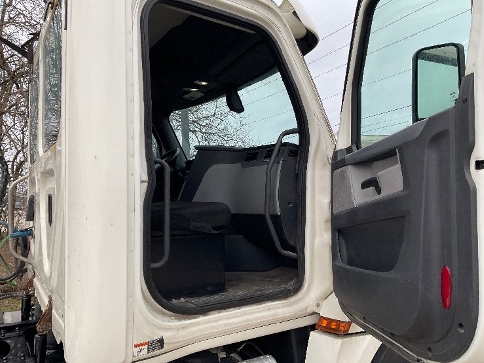 Day Cab Tractor-Heavy Duty Tractors-Freightliner-2019-T12664ST-Elkhart-IN-455,833\n\t\tmiles-$ 50,000 - Image 12