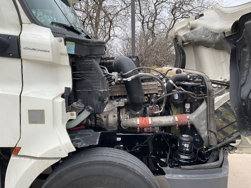 Day Cab Tractor-Heavy Duty Tractors-Freightliner-2019-T12664ST-Elkhart-IN-455,833\n\t\tmiles-$ 50,000 - Image 15