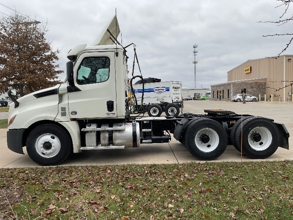 Day Cab Tractor-Heavy Duty Tractors-Freightliner-2019-T12664ST-Elkhart-IN-455,833\n\t\tmiles-$ 50,000 - Image 4