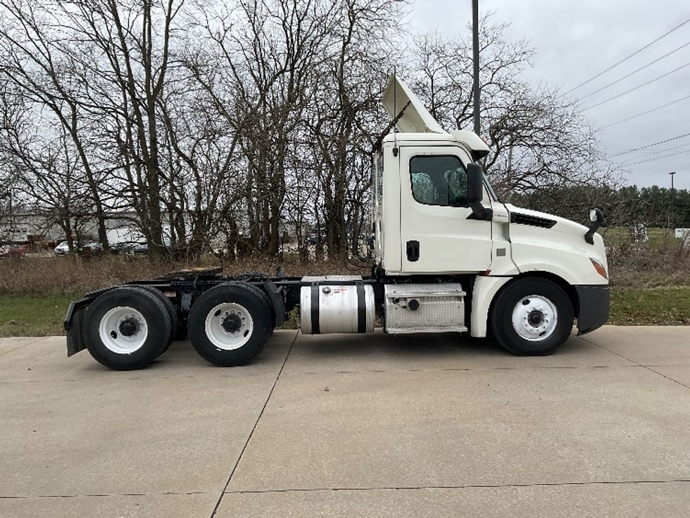 Day Cab Tractor-Heavy Duty Tractors-Freightliner-2019-T12664ST-Elkhart-IN-455,833\n\t\tmiles-$ 50,000 - Image 8