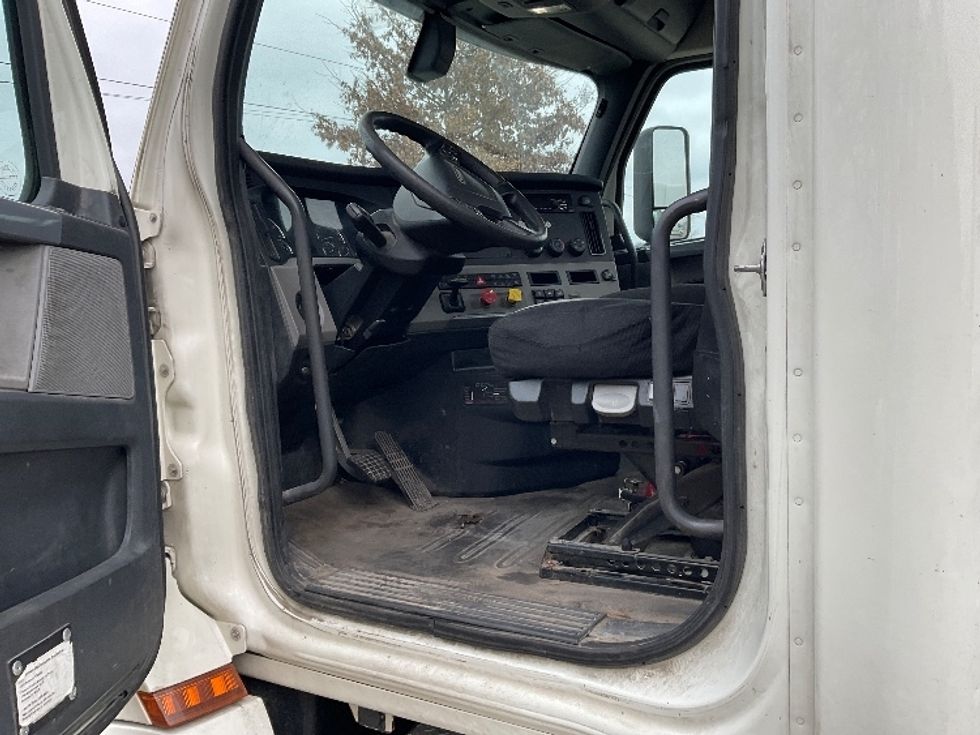 Day Cab Tractor-Heavy Duty Tractors-Freightliner-2019-T12664ST-Elkhart-IN-455,833\n\t\tmiles-$ 50,000 - Image 9