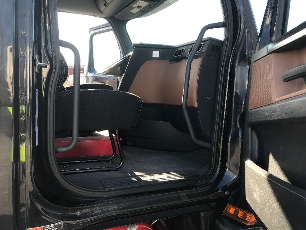 Day Cab Tractor-Heavy Duty Tractors-Freightliner-2019-T12664ST-Elmira-NY-272,132\n\t\tmiles-$ 41,250 - Image 12