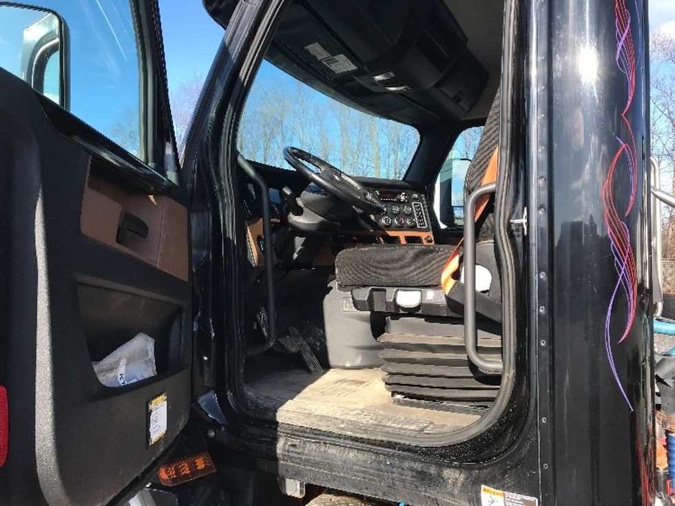 Day Cab Tractor-Heavy Duty Tractors-Freightliner-2019-T12664ST-Elmira-NY-272,132\n\t\tmiles-$ 41,250 - Image 9