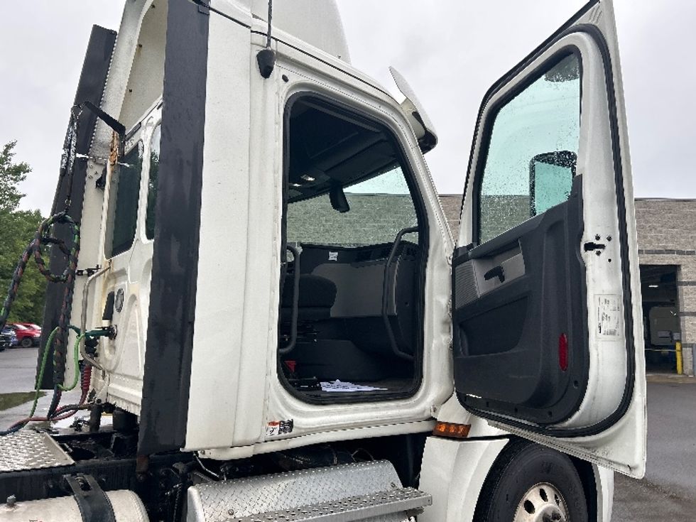 Day Cab Tractor-Heavy Duty Tractors-Freightliner-2019-T12664ST-Elmira-NY-340,202\n\t\tmiles-$ 38,750 - Image 12