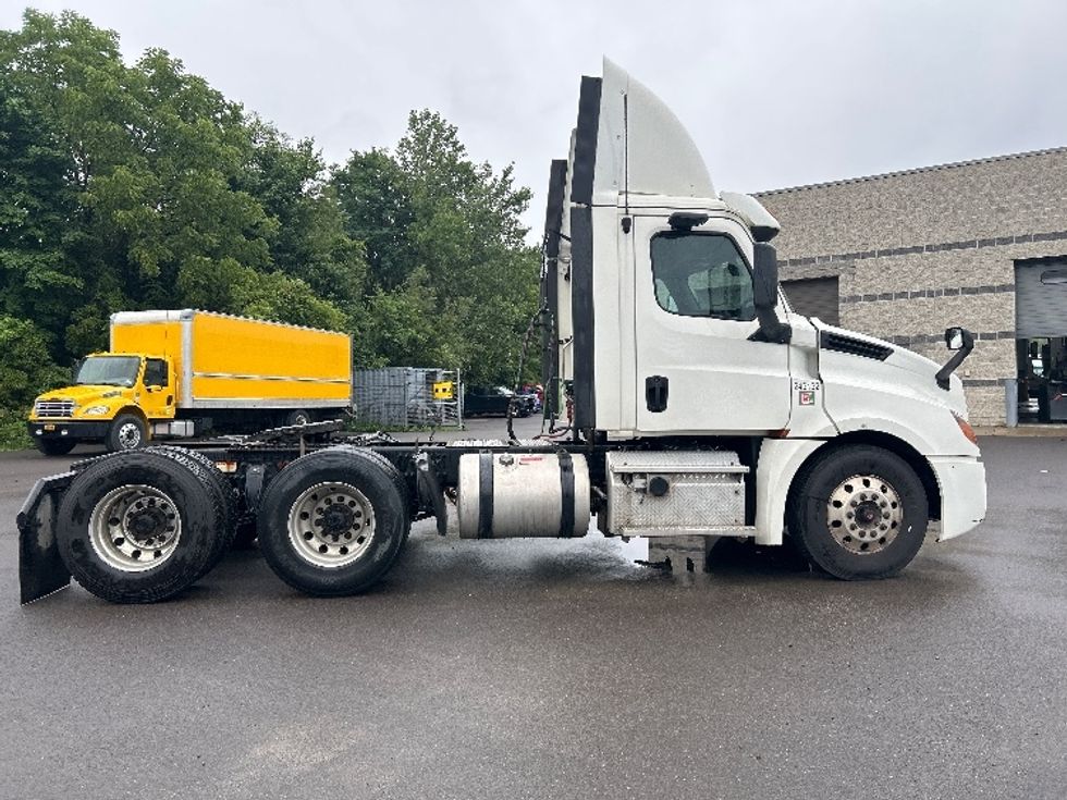 Day Cab Tractor-Heavy Duty Tractors-Freightliner-2019-T12664ST-Elmira-NY-340,202\n\t\tmiles-$ 38,750 - Image 8