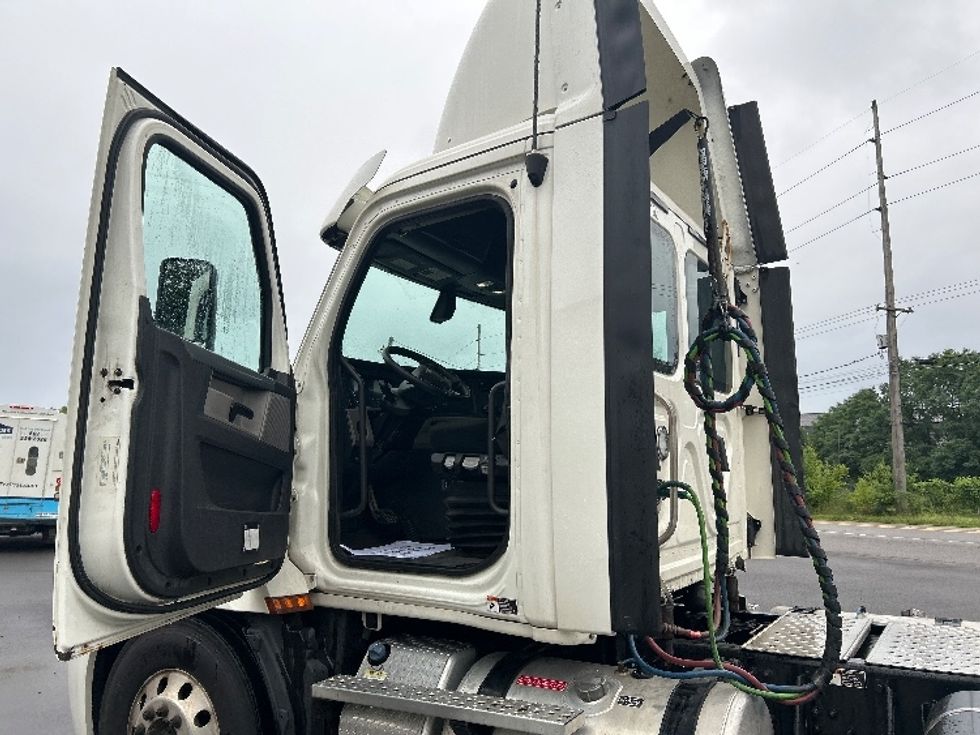 Day Cab Tractor-Heavy Duty Tractors-Freightliner-2019-T12664ST-Elmira-NY-340,202\n\t\tmiles-$ 38,750 - Image 9