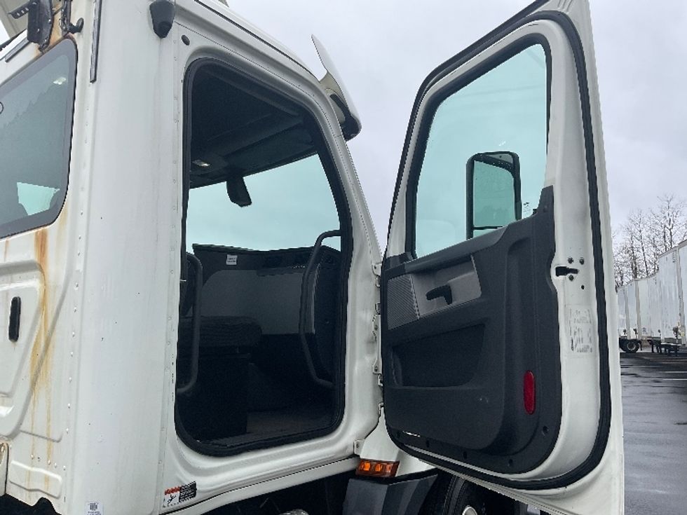 Day Cab Tractor-Heavy Duty Tractors-Freightliner-2019-T12664ST-Elmira-NY-410,000\n\t\tmiles-$ 45,500 - Image 12
