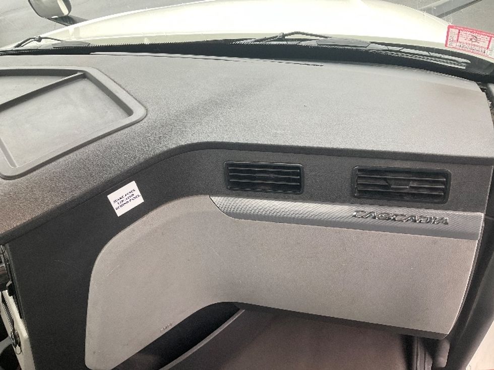 Day Cab Tractor-Heavy Duty Tractors-Freightliner-2019-T12664ST-Elmira-NY-410,000\n\t\tmiles-$ 45,500 - Image 13