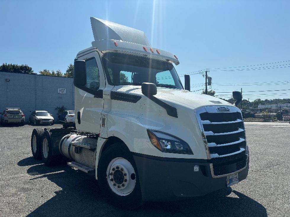 Day Cab Tractor-Heavy Duty Tractors-Freightliner-2019-T12664ST-Elmsford-NY-455,137\n\t\tmiles-$ 48,750 - Image 1