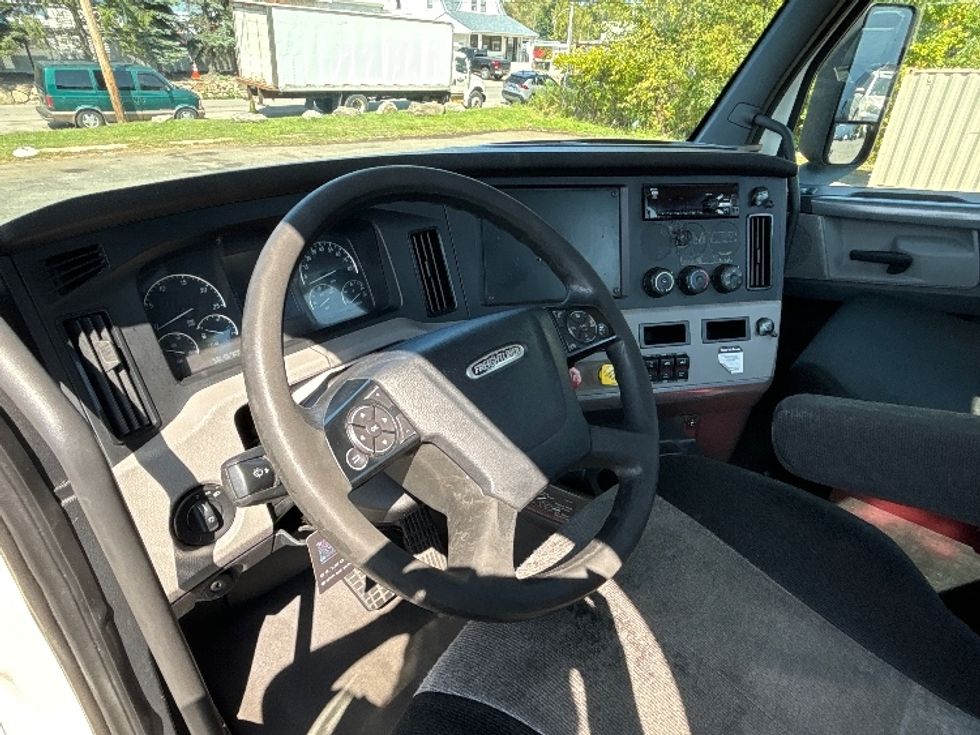 Day Cab Tractor-Heavy Duty Tractors-Freightliner-2019-T12664ST-Elmsford-NY-455,137\n\t\tmiles-$ 48,750 - Image 10