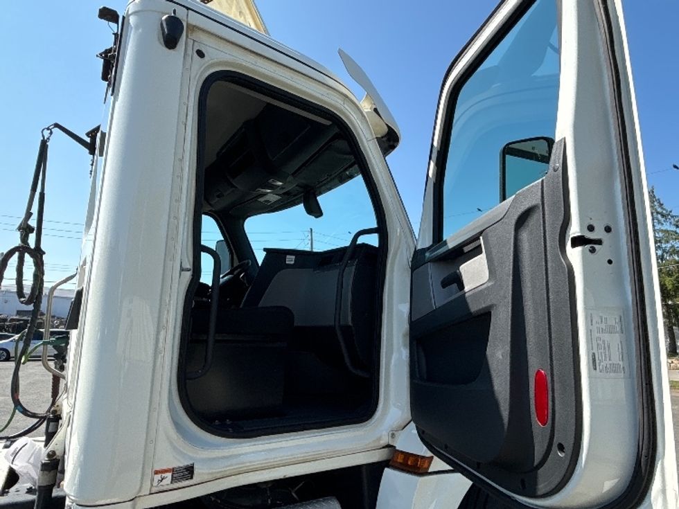 Day Cab Tractor-Heavy Duty Tractors-Freightliner-2019-T12664ST-Elmsford-NY-455,137\n\t\tmiles-$ 48,750 - Image 12