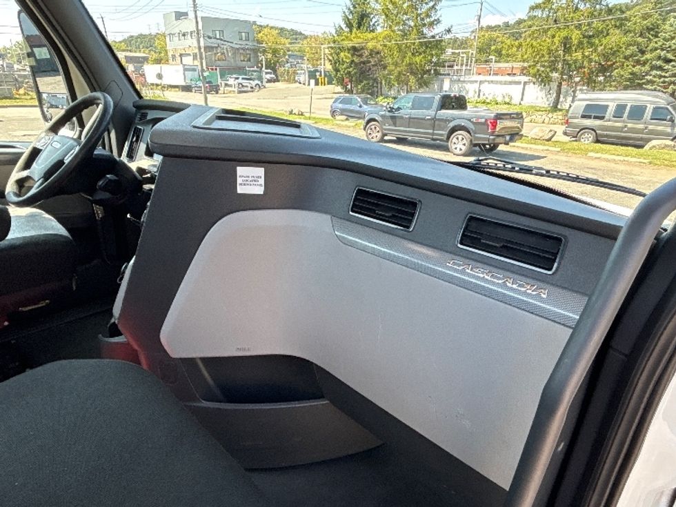 Day Cab Tractor-Heavy Duty Tractors-Freightliner-2019-T12664ST-Elmsford-NY-455,137\n\t\tmiles-$ 48,750 - Image 13