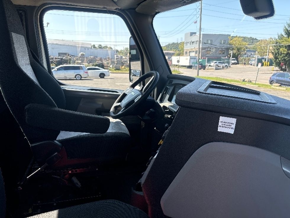 Day Cab Tractor-Heavy Duty Tractors-Freightliner-2019-T12664ST-Elmsford-NY-455,137\n\t\tmiles-$ 48,750 - Image 14