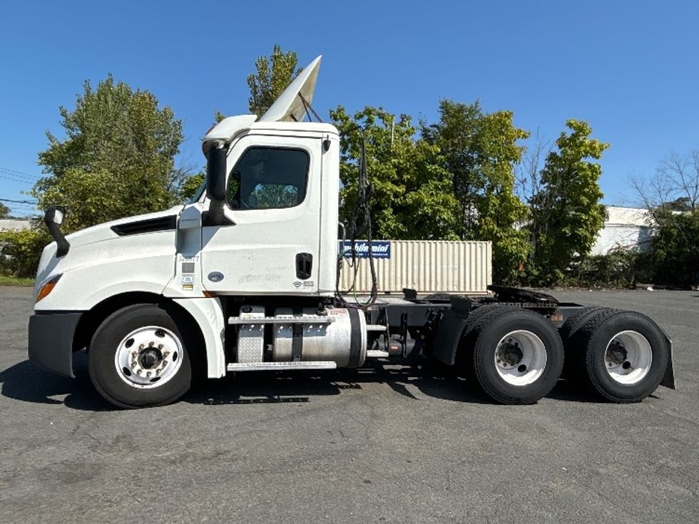 Day Cab Tractor-Heavy Duty Tractors-Freightliner-2019-T12664ST-Elmsford-NY-455,137\n\t\tmiles-$ 48,750 - Image 4