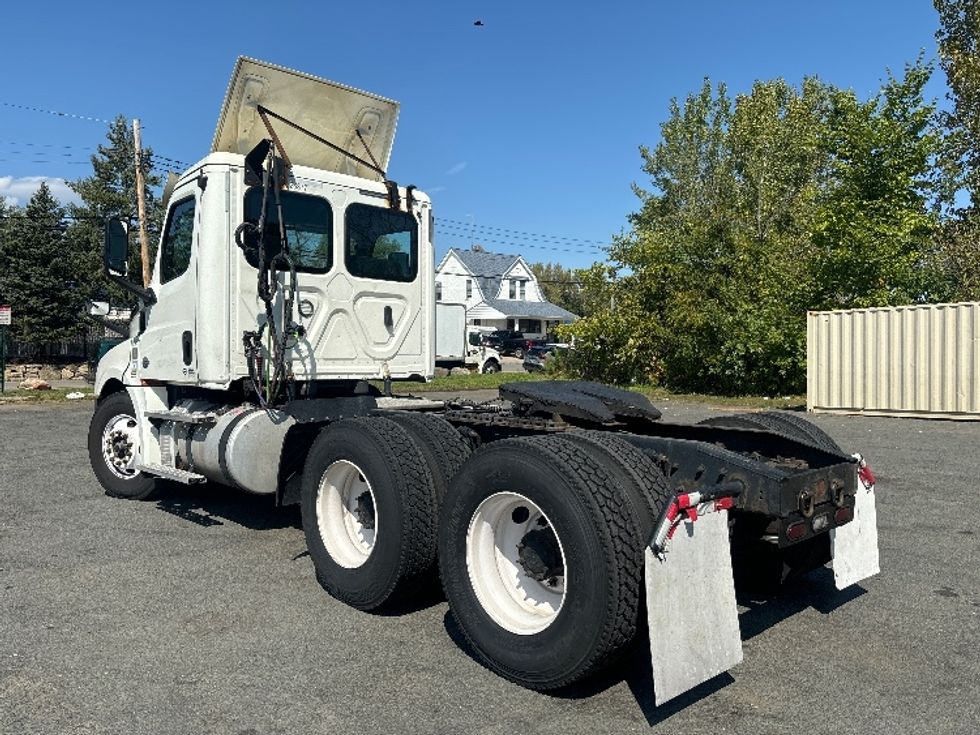 Day Cab Tractor-Heavy Duty Tractors-Freightliner-2019-T12664ST-Elmsford-NY-455,137\n\t\tmiles-$ 48,750 - Image 5
