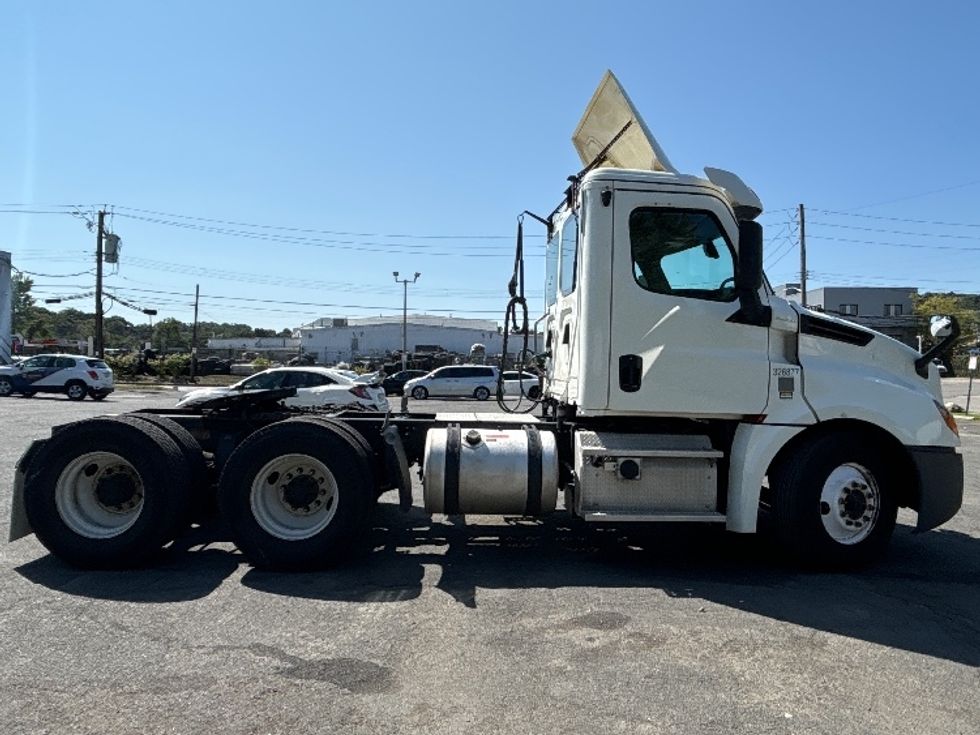 Day Cab Tractor-Heavy Duty Tractors-Freightliner-2019-T12664ST-Elmsford-NY-455,137\n\t\tmiles-$ 48,750 - Image 8