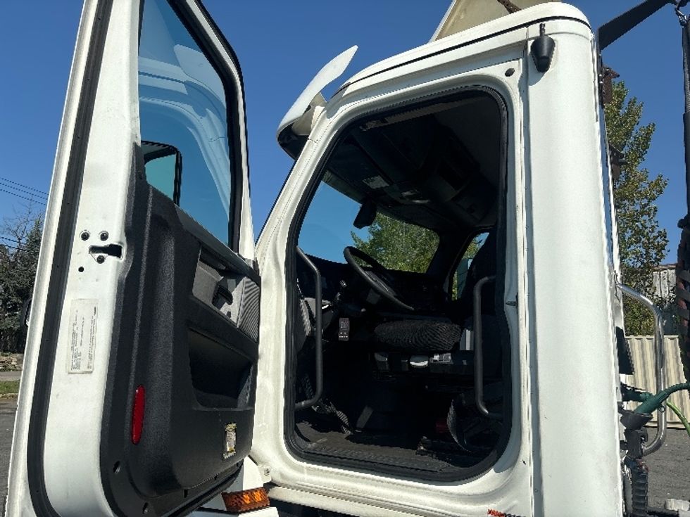 Day Cab Tractor-Heavy Duty Tractors-Freightliner-2019-T12664ST-Elmsford-NY-455,137\n\t\tmiles-$ 48,750 - Image 9