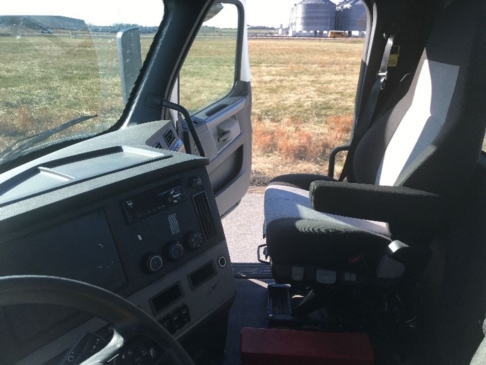 Day Cab Tractor-Heavy Duty Tractors-Freightliner-2019-T12664ST-Evansville-IN-353,296\n\t\tmiles-$ 46,500 - Image 10