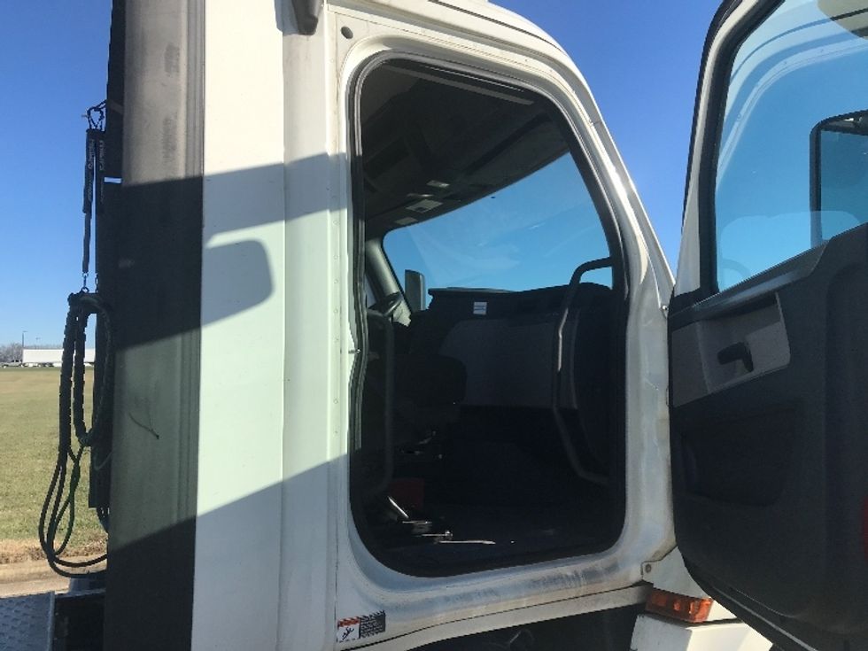 Day Cab Tractor-Heavy Duty Tractors-Freightliner-2019-T12664ST-Evansville-IN-353,296\n\t\tmiles-$ 46,500 - Image 12