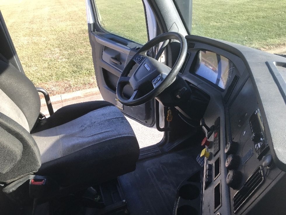 Day Cab Tractor-Heavy Duty Tractors-Freightliner-2019-T12664ST-Evansville-IN-353,296\n\t\tmiles-$ 46,500 - Image 14