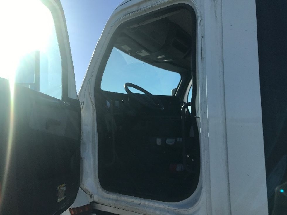 Day Cab Tractor-Heavy Duty Tractors-Freightliner-2019-T12664ST-Evansville-IN-353,296\n\t\tmiles-$ 46,500 - Image 9