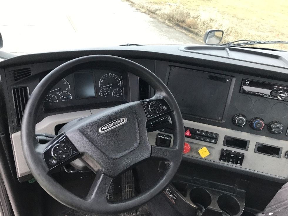 Day Cab Tractor-Heavy Duty Tractors-Freightliner-2019-T12664ST-Evansville-IN-390,686\n\t\tmiles-$ 39,500 - Image 11