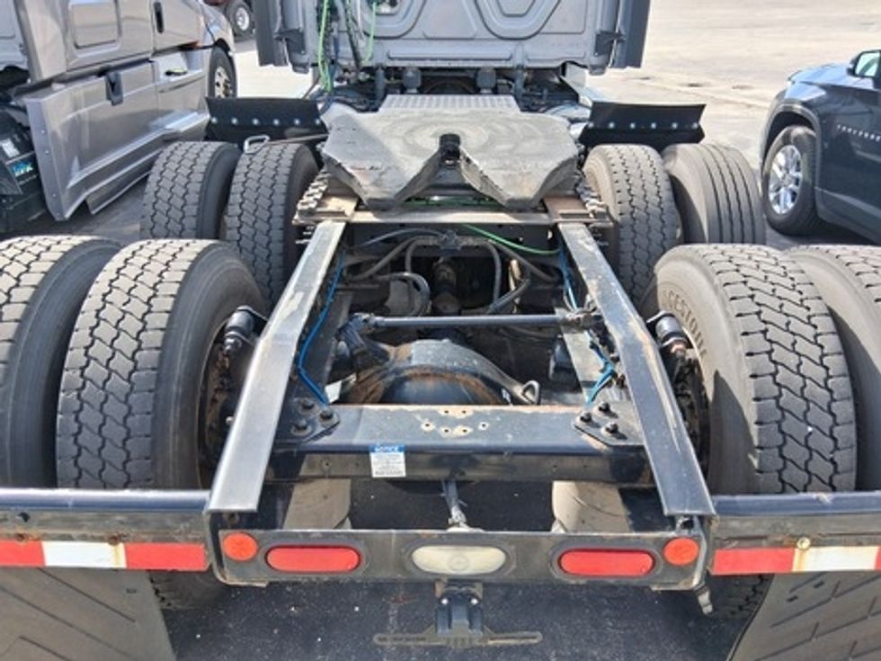 Day Cab Tractor-Heavy Duty Tractors-Freightliner-2019-T12664ST-Evansville-IN-390,686\n\t\tmiles-$ 39,500 - Image 18