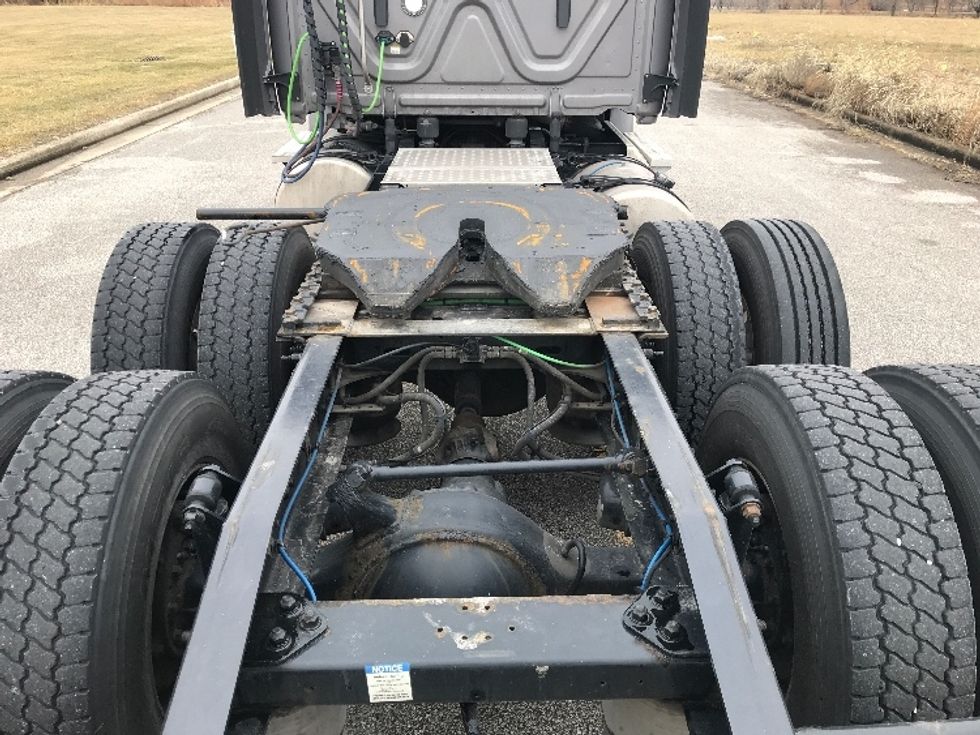 Day Cab Tractor-Heavy Duty Tractors-Freightliner-2019-T12664ST-Evansville-IN-390,686\n\t\tmiles-$ 39,500 - Image 6