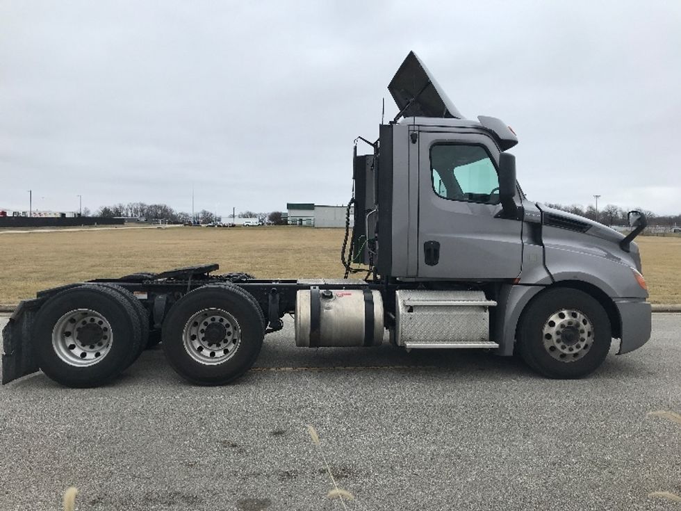 Day Cab Tractor-Heavy Duty Tractors-Freightliner-2019-T12664ST-Evansville-IN-390,686\n\t\tmiles-$ 39,500 - Image 8
