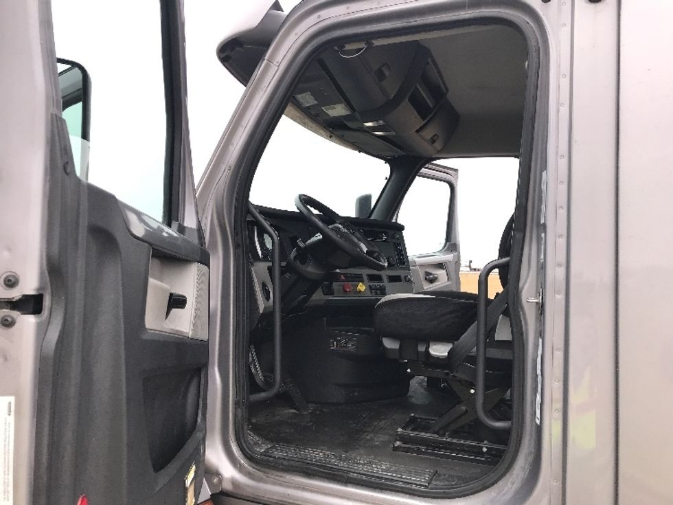 Day Cab Tractor-Heavy Duty Tractors-Freightliner-2019-T12664ST-Evansville-IN-390,686\n\t\tmiles-$ 39,500 - Image 9