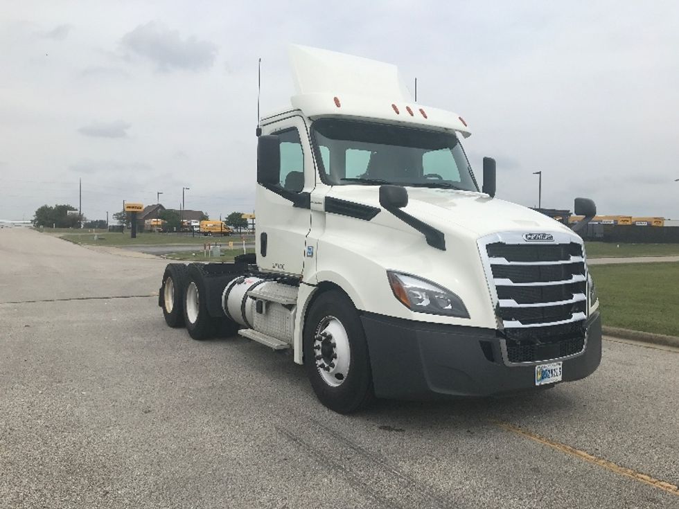 Day Cab Tractor-Heavy Duty Tractors-Freightliner-2019-T12664ST-Evansville-IN-391,465\n\t\tmiles-$ 43,500 - Image 1